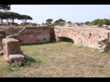 04551 ostia - regio i - insula xiv - caseggiato (i,xiv,7) - bogen an der suedseite - westlich - 09-2023.jpg